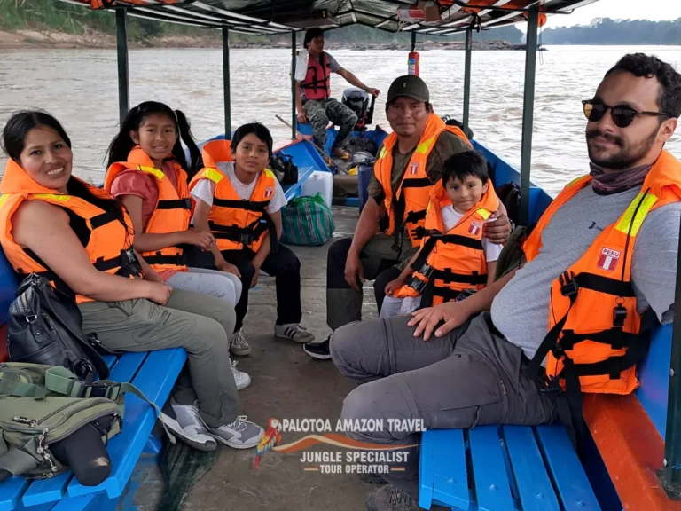 traveling-through-the-amazonas-in-palotoa
